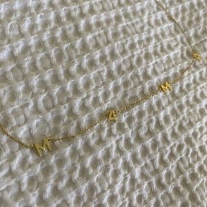 Like new “Mama” necklace - gold